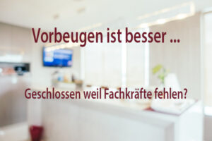 Eine Aufschrift "Vorbeugen ist besser...Geschlossen weil Fachkräfte fehen"?