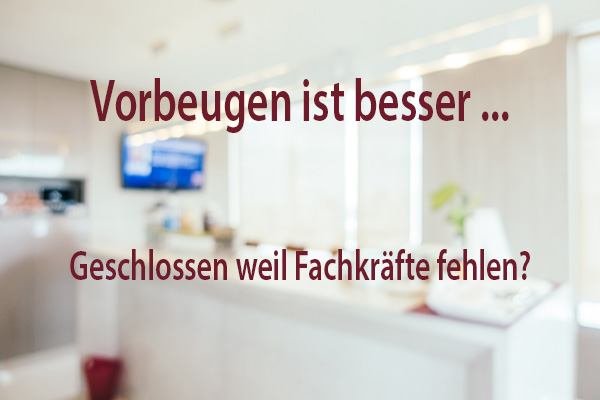 Eine Aufschrift "Vorbeugen ist besser...Geschlossen weil Fachkräfte fehen"?